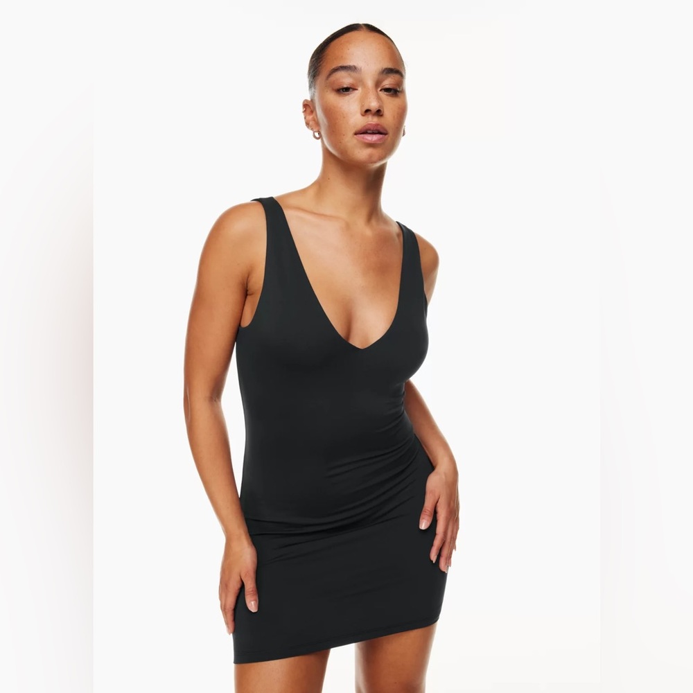 NWT Aritzia Babaton Contour V-Neck Mini Dress